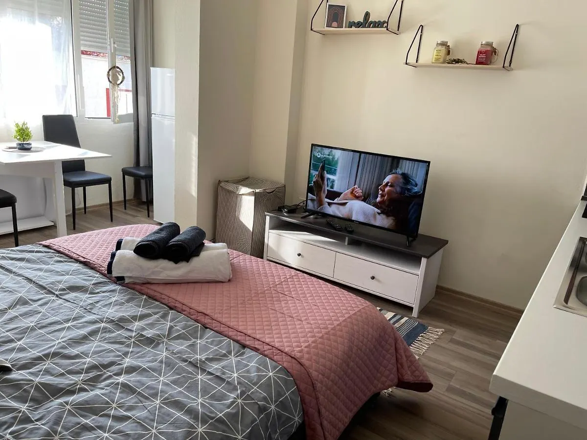Lägenhet Lovely One Bedroom Studio In Tirana Albanien